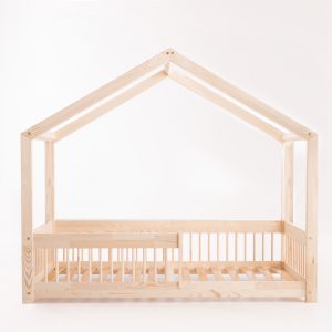 Dans l'image : Lit cabane Pipit 160x80 cm avec barrière et barreaux ronds.