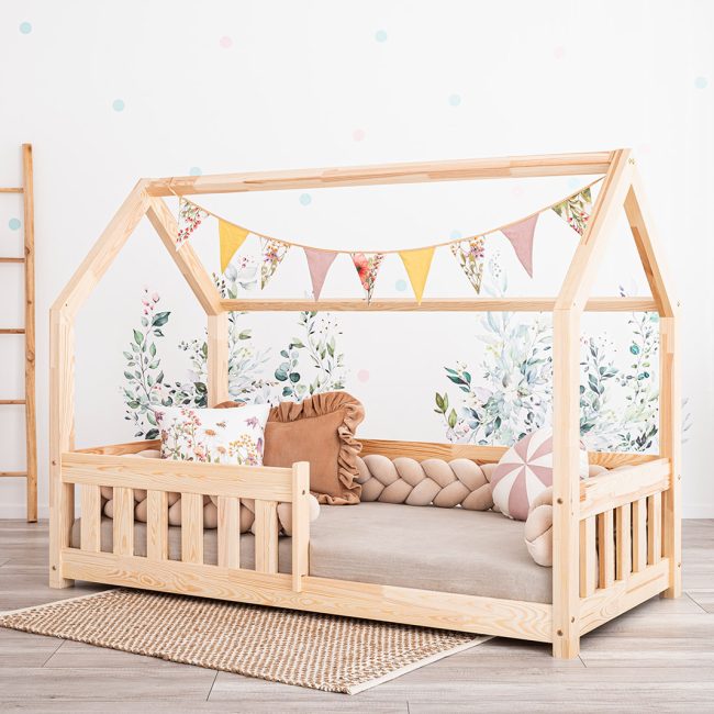 Auf dem Bild: Hausbett Meli 160x80cm mit Rausfallschutz