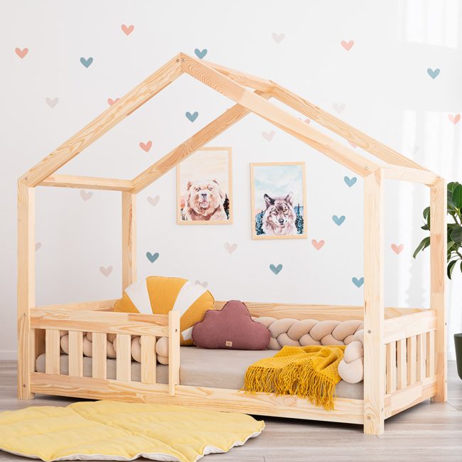 Auf dem Bild: Hausbett Pipit 160x80 cm mit Geländer.