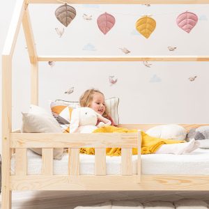 Sur l'image : Lit cabane Meli 160x80 cm avec barrière et pieds surélevés.