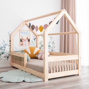 Sur l'image : Lit cabane Meli 160x80 cm avec barrière et barreaux ronds.