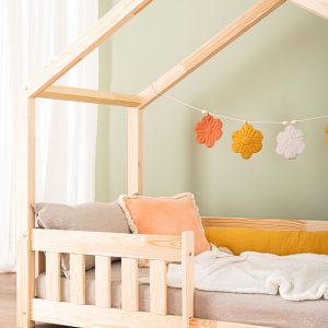 Sur l'image : Lit cabane Pipit 160x80 cm avec barrière.