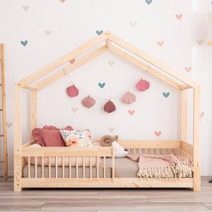 Dans l'image : Lit cabane Pipit 160x80 cm avec barrière et barreaux ronds.