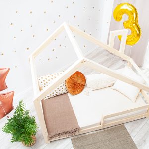 Op de foto: Kinderbed huisbed Tilki II 160x80 cm met leuning.