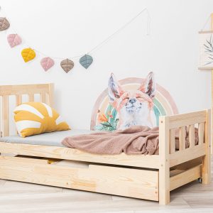 Auf dem Foto: Kinderbett Topo 160x80 cm mit um 20 cm verlängerten Beinen und einer Schublade