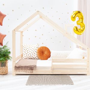 Op de foto: Kinderbed huisbed Tilki II 160x80 cm met leuning.