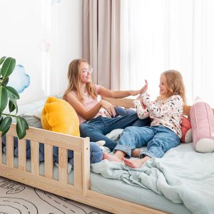 Op de afbeelding: Kinderbed bedhuisje Vedo 200x120cm met leuning