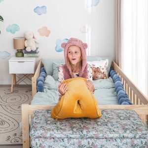 Op de afbeelding: Kinderbed bedhuisje Vedo 200x120cm met leuning