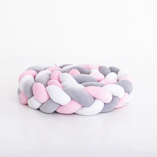 Flettet sengerand – trefarvet fletning White Gray Pink