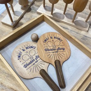 Gioco con racchette in legno – Rimbalza e gira