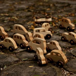 Houten speelgoed op wielen auto