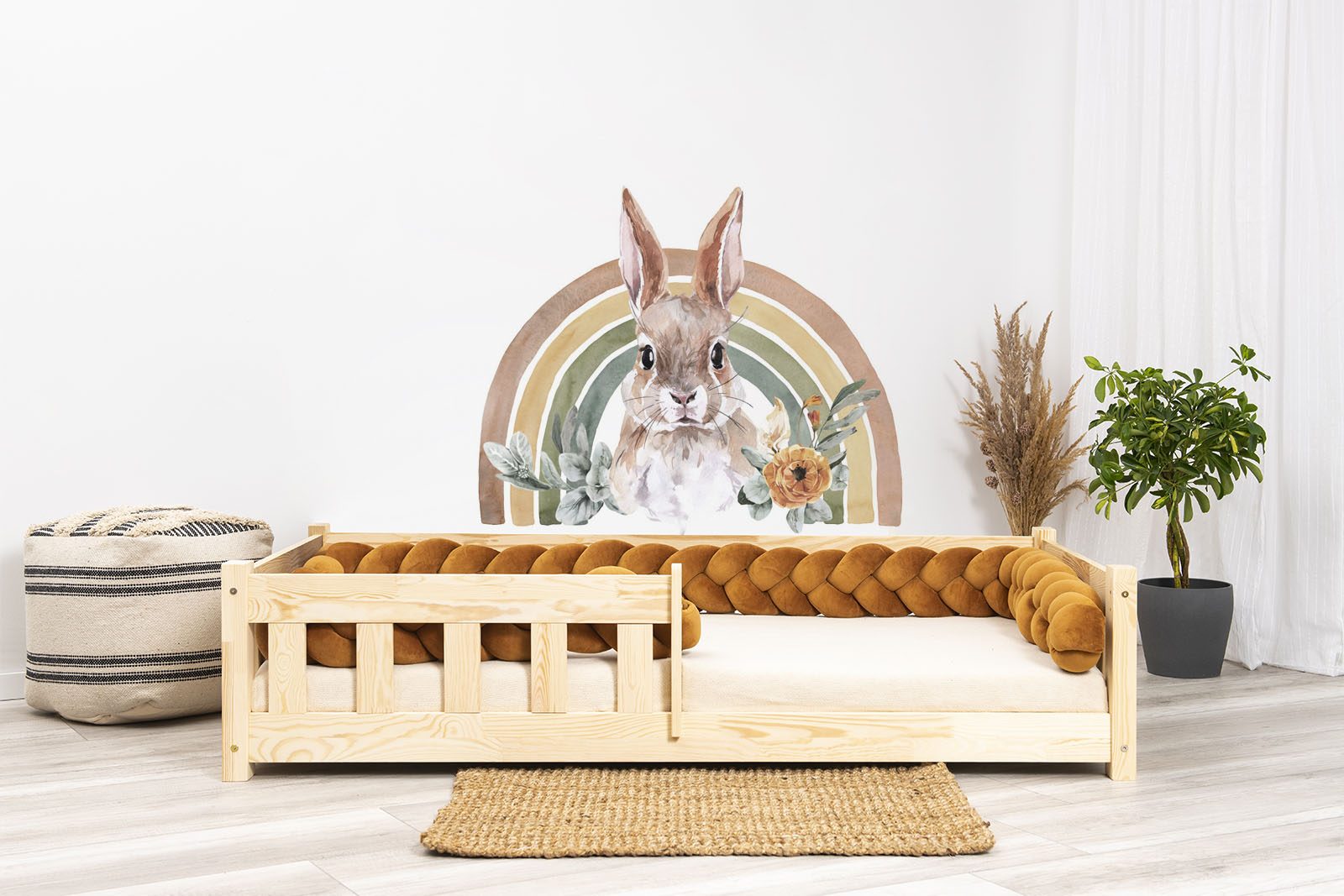 Stickers muraux - Arc-en-ciel - Lapin 2. Le lit présenté sur cette photo mesure 160x80cm.