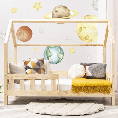 Autocolante de perete - Aventura spațială 5. Patul prezentat în această imagine este de 160x80cm.