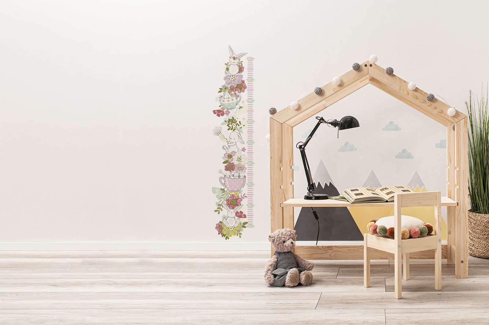 Wandaufkleber - Wachstumstabelle mit Kaninchen. Desk in diesem Bild gezeigt ist 120x111cm.