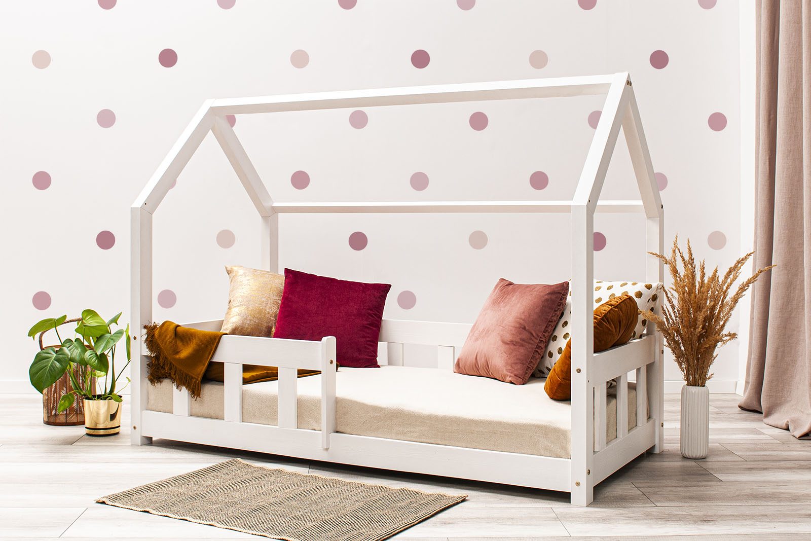 Wall stickers - Dots - Pink. Bed shown in this picture is 160x80cm.