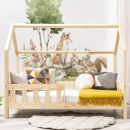 Stickers muraux - Rencontre dans une clairière XXL. Le lit présenté sur cette photo mesure 160x80cm.