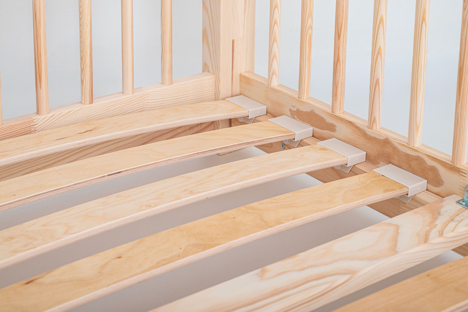 Il nuovo concetto di telaio a doghe consente un'installazione semplice e comoda. Le doghe in legno garantiscono la stabilità. Grazie alle sovrapposizioni, l'attrito del legno è ridotto, evitando scricchiolii.