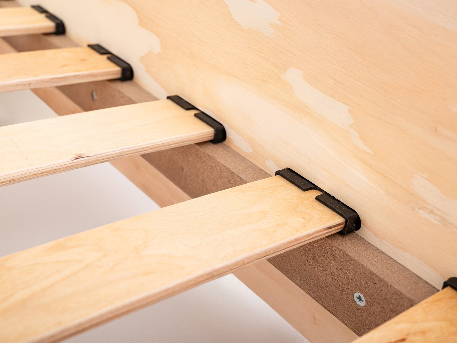 The new slatted frame concept allows for easy and convenient installation. Wooden slats provide stability. Thanks to the overlays, wood friction is reduced, which prevents creaking.