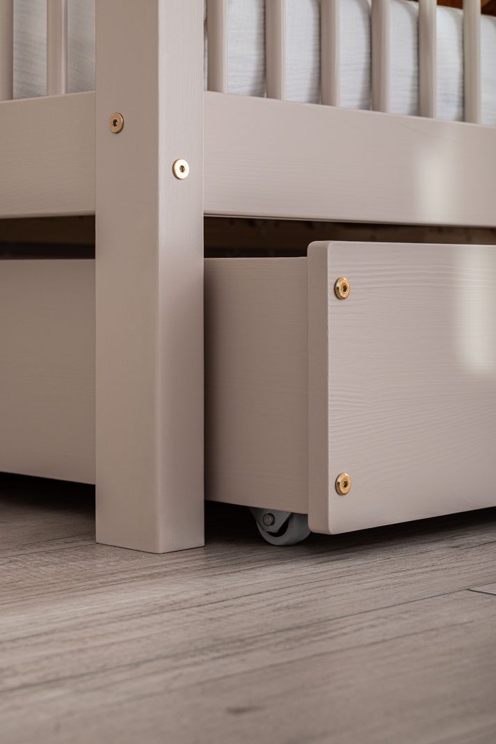 Lit d'enfant avec barrière de protection - Vedo avec un tiroir. Cashmere