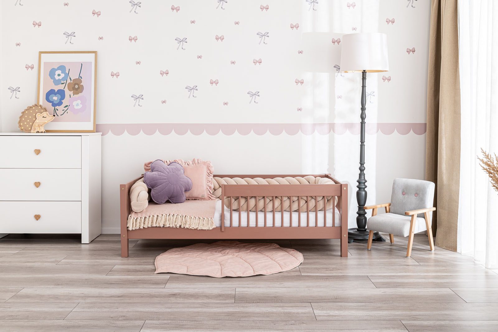 Lit d'enfant avec barrière de protection - Vedo - avec pieds rallongés de 10 cm. Heather