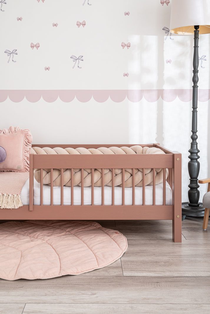 Lit d'enfant avec barrière de protection - Vedo - avec pieds rallongés de 10 cm. Heather