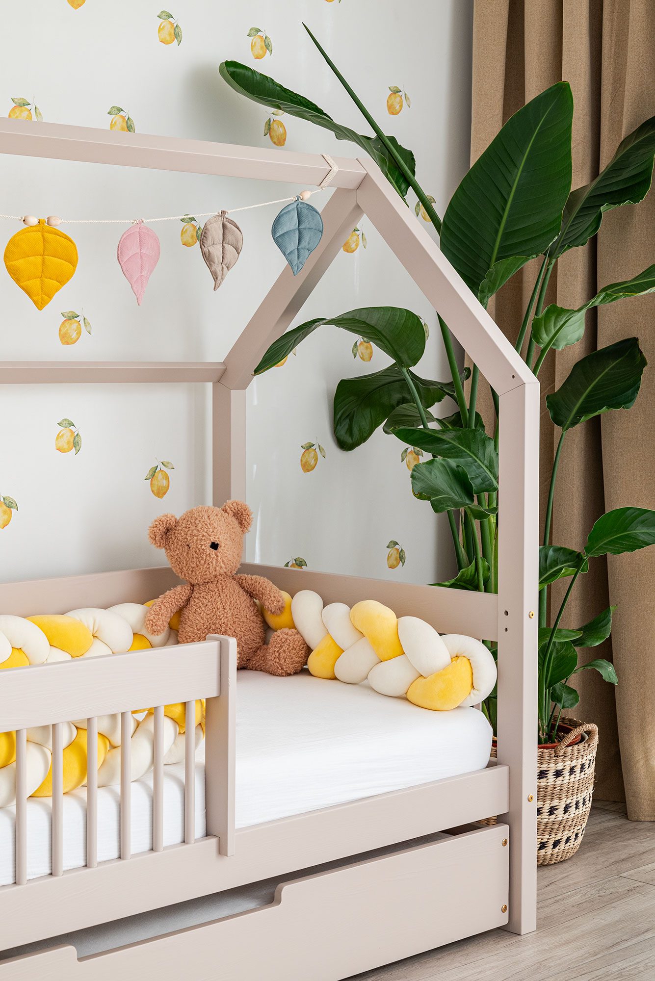 Sur l'image : Lit cabane Meli 160x80 cm avec barrière et tiroir. Cashmere