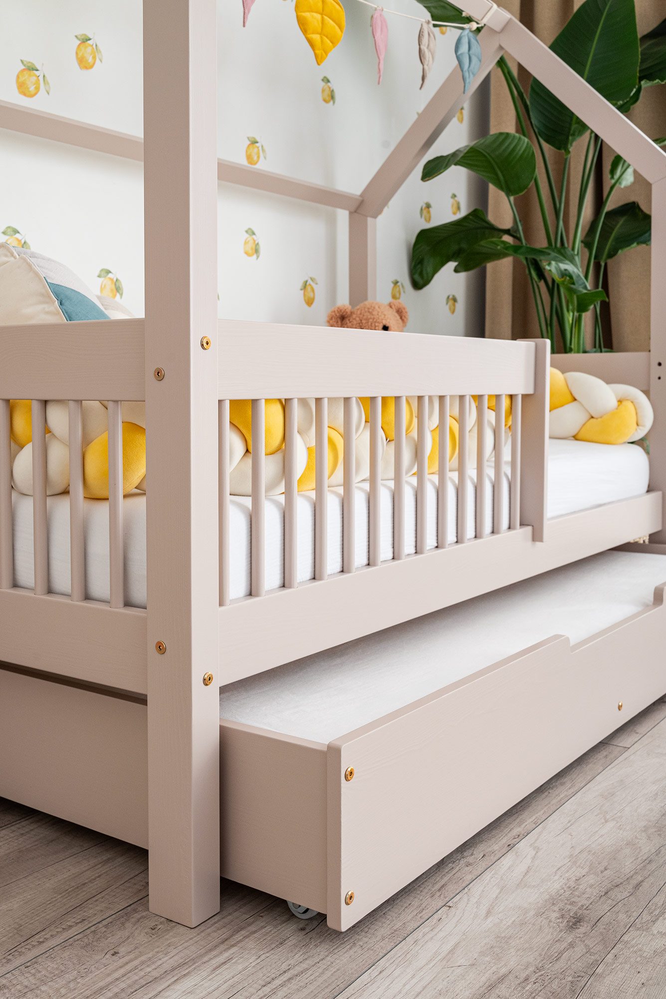 Sur l'image : Lit cabane Meli 160x80 cm avec barrière et tiroir. Cashmere