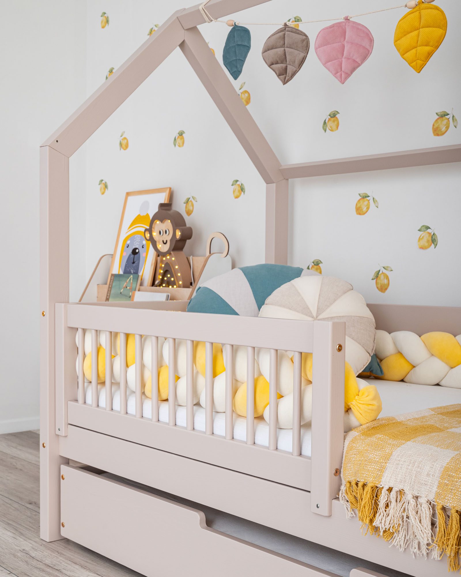 Sur l’image : Lit cabane Meli 160x80 cm avec tiroir — Type de barrière : amovible. Cashmere