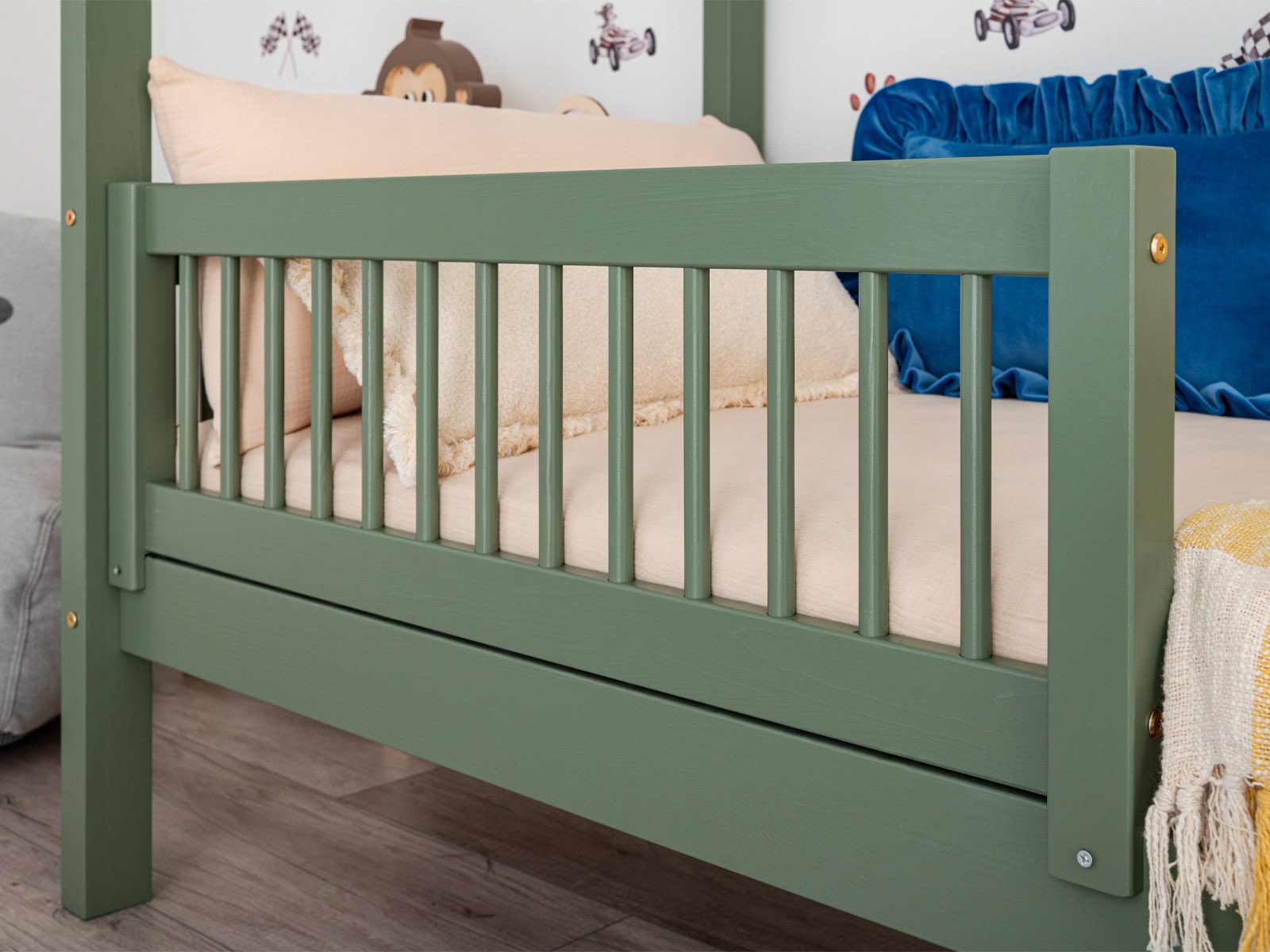 Sur l’image : Lit cabane Meli 160x80 cm — Type de barrière : amovible. Olive