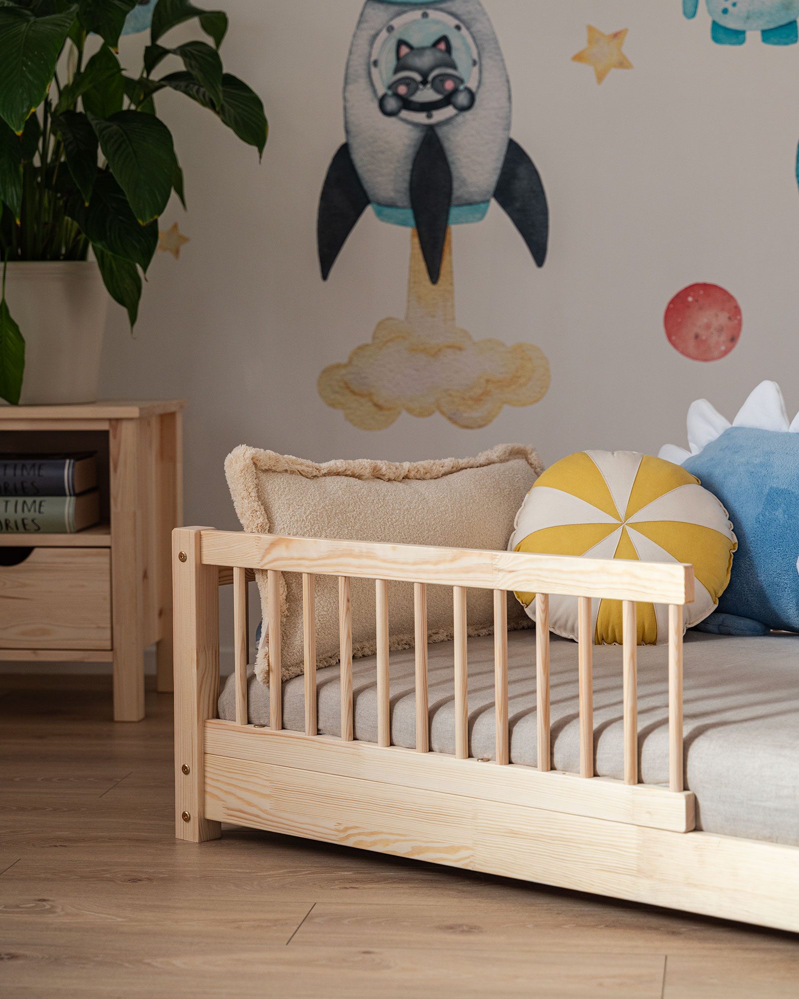 Vedo SLIM, floor bed, Rail design: round. Entrance: sided, natural