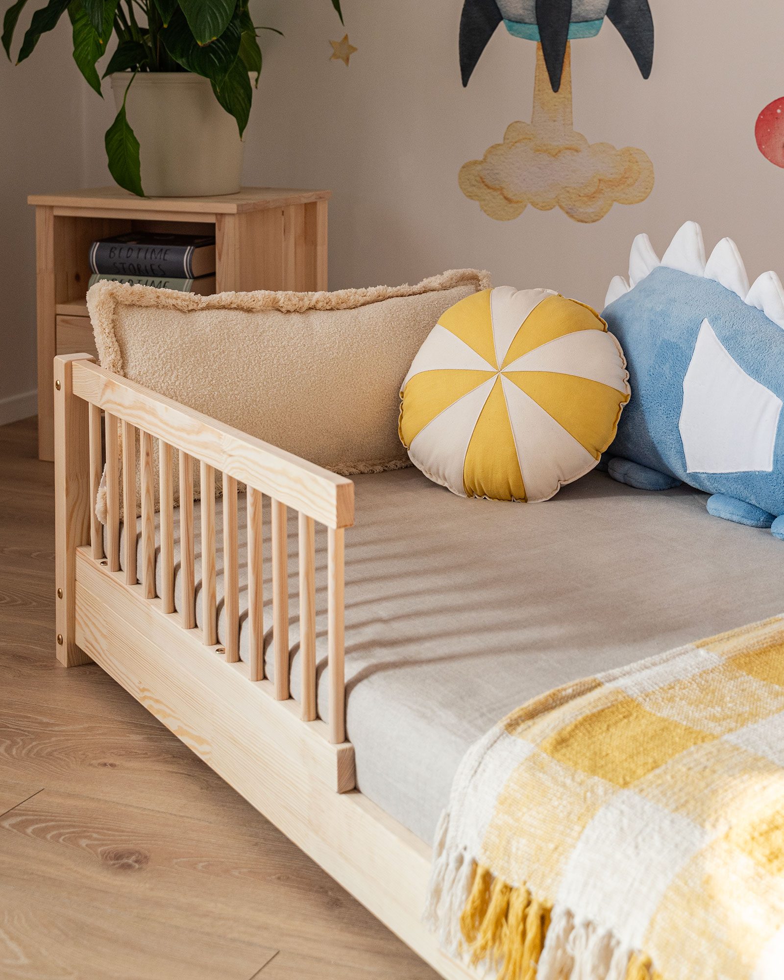 Vedo SLIM, floor bed, Rail design: round. Entrance: sided, natural
