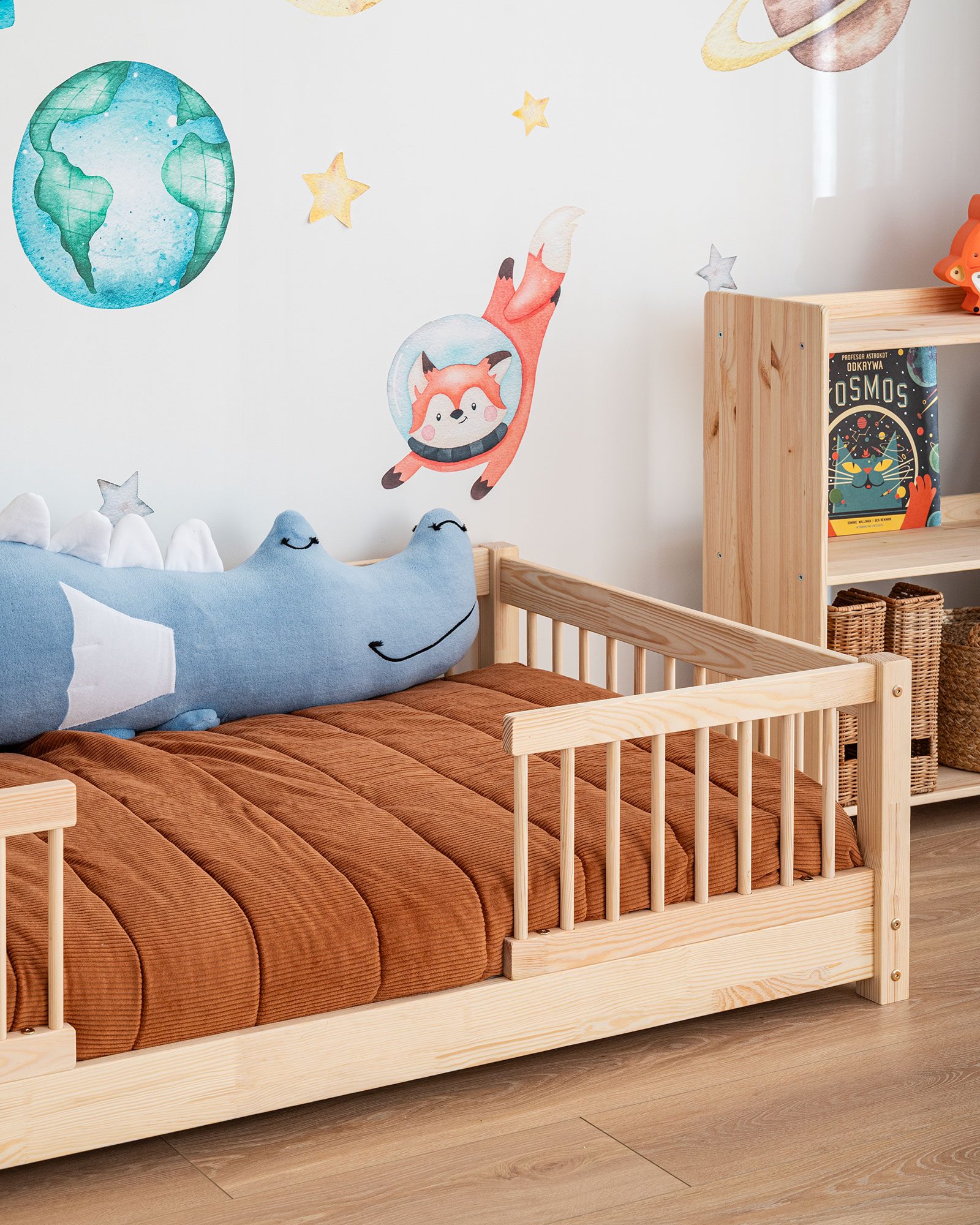 Vedo SLIM, floor bed, Rail design: round. Entrance: centre, natural